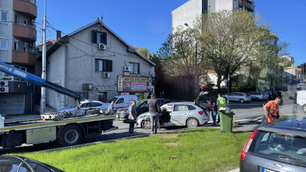 Судар аутомобила на Карабурми, две особе повређене