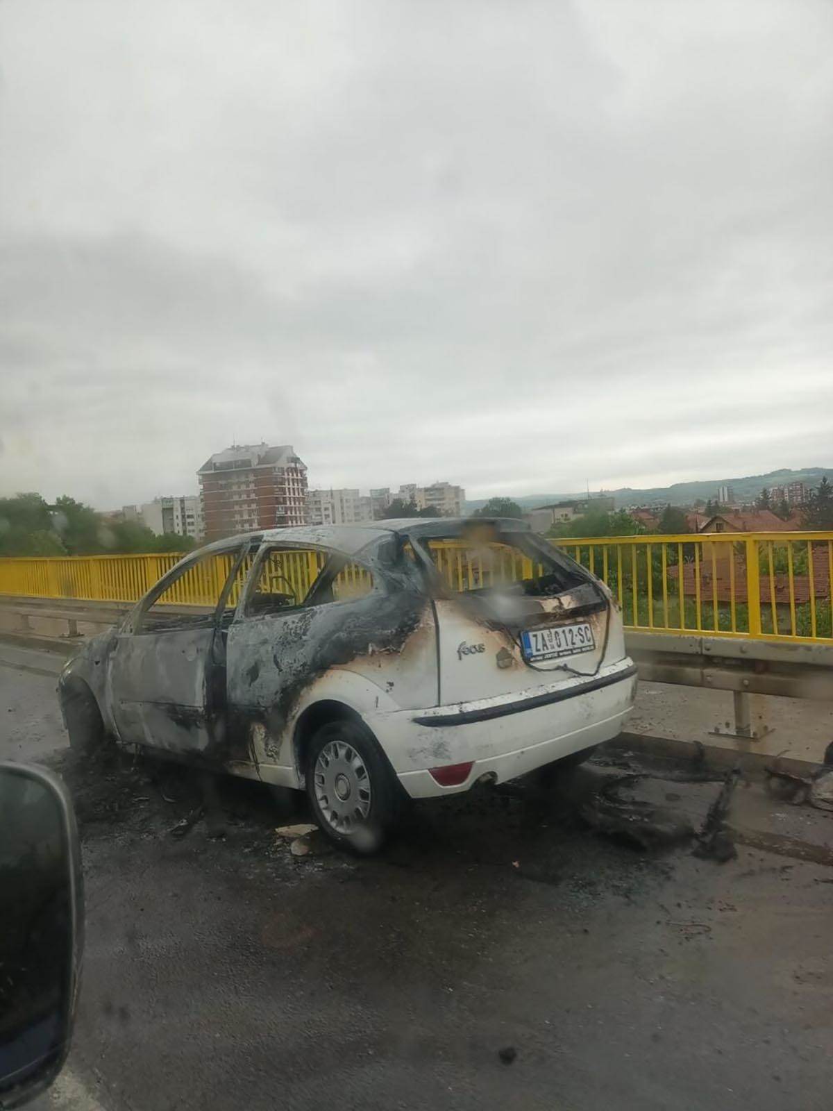 "IZ ČISTA MIRA SE ZAPALIO, LJUDI SU NAPUSTILI VOZILO": Izgoreo automobil na samom ulasku u Zaječar (FOTO)
