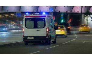 Automobil se zakucao u bankinu: Nesreća na auto-putu Miloš Veliki kod Obrenovca, Hitna pomoć na licu mesta