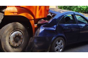 U sudaru kamiona i automobila na Mirijevskom bulevaru povređena žena (49): Povredila kičmu