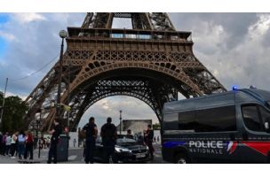 Francuska: Misteriozni kovčezi kod Ajfelove kule u Parizu, sumnja se na ruski rukopis