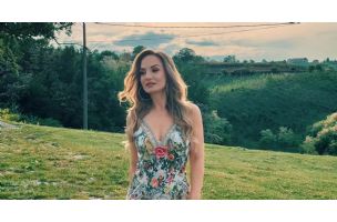 Jelena Tomašević romantična u stihovima i u modnim izdanjima: U savršenoj cvetnoj haljini leto je nikad bliže