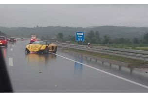 Saobraćajna nesreća na auto-putu "Miloš Veliki": Policija na licu mesta - vozačima se savetuje oprez zbog nevremena (VIDEO)