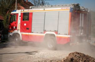 AUTOMOBIL SE ZAPALIO U BEOGRADU! Vatrogasci uspeli da spasu roditelje i bebu iz vatrene stihije