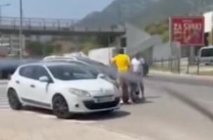 "NEMOJTE MI GOSPOĐU" Jeziva tuča nasred puta, iz kola izleteo kao furija: Vozači trube, čuje se vriska i kako pljušte udarci VIDEO